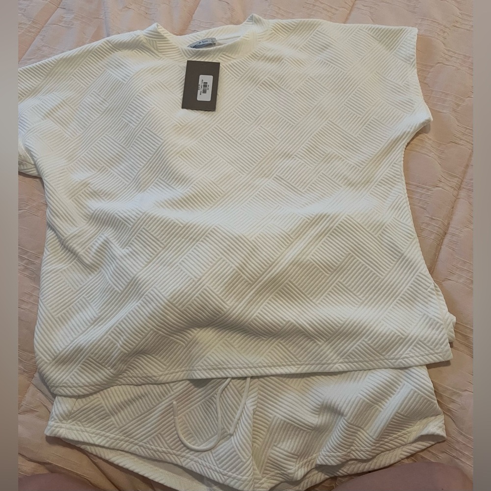 SEEN AND BE SEEN TEXTURED SET
Size L - NWT